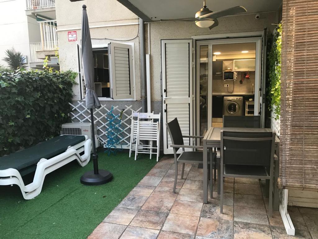 Windy Apartment Салоу Екстериор снимка
