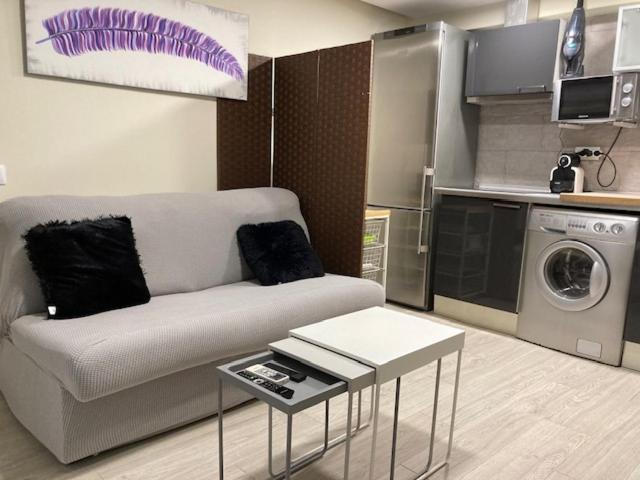 Windy Apartment Салоу Екстериор снимка